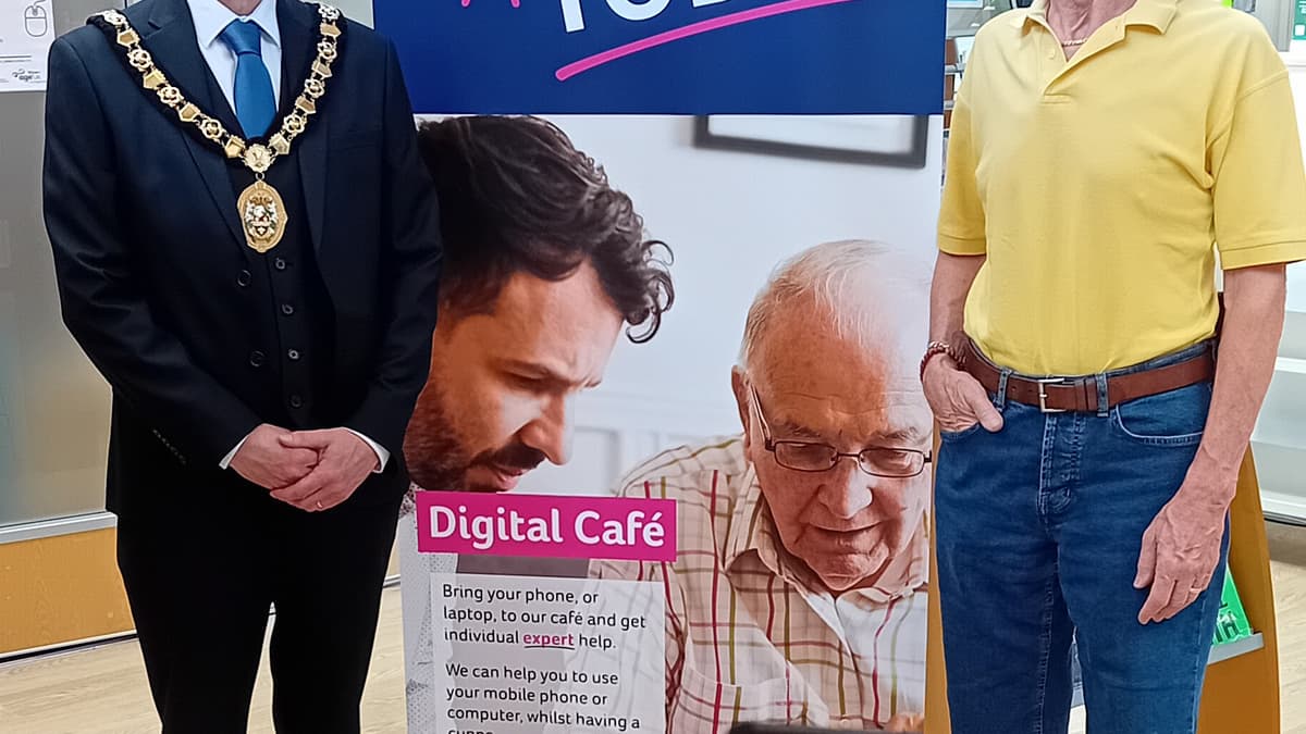 Mayor highlights Digital Cafe's impact on older residents | rossgazette.com