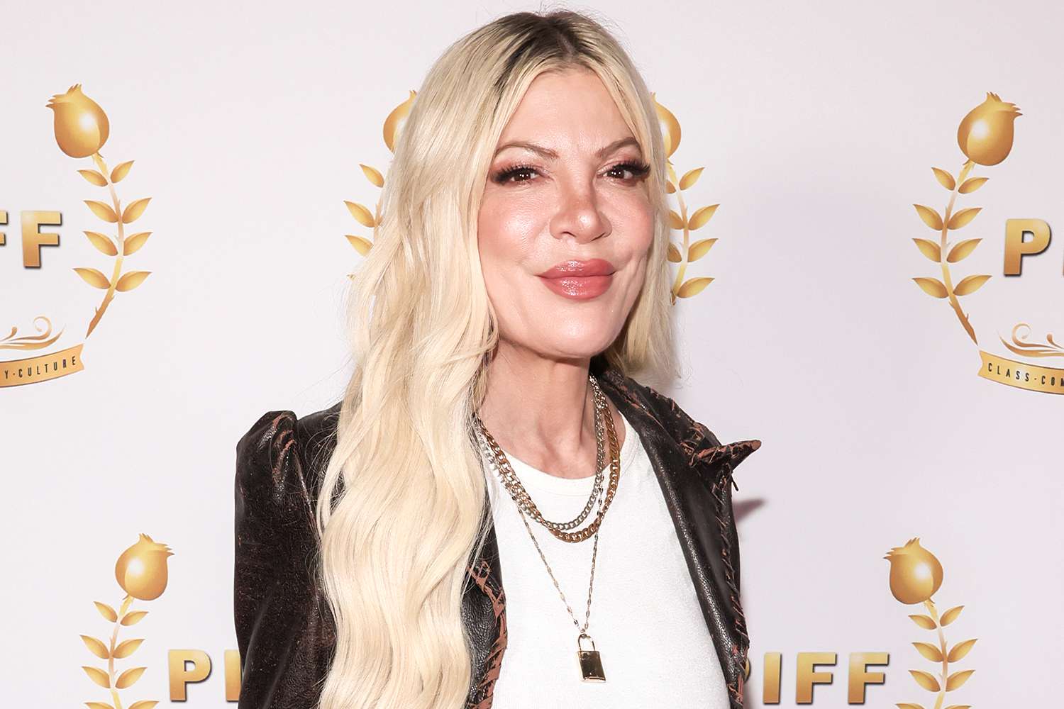 Tori Spelling’s 12-year-old son wants her to sell feet pics online