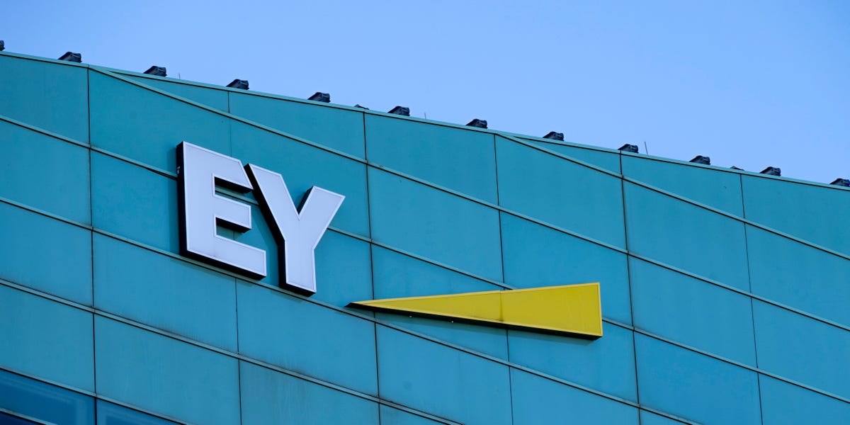 Lack of Experience Is Junior Staff’s Big Advantage in AI Age: EY Execs