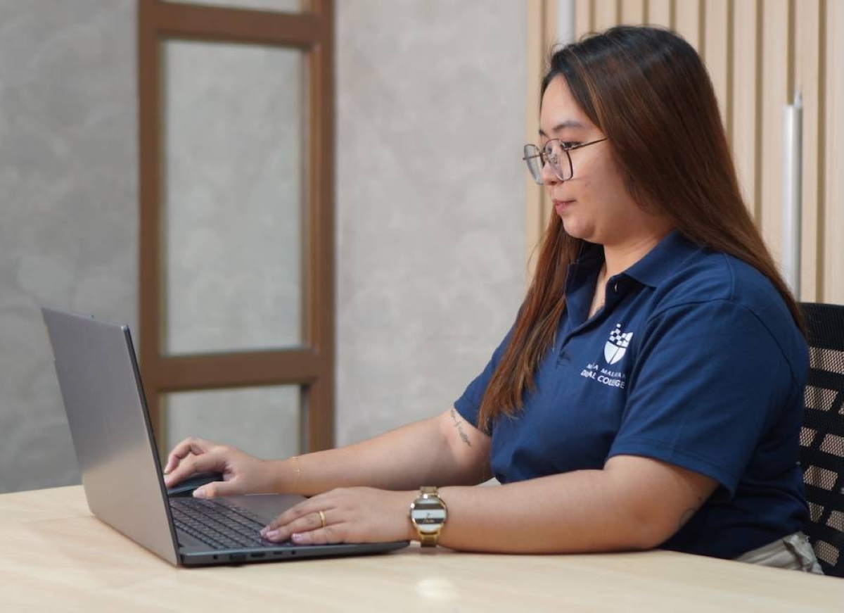 AI reshapes work as experts urge skills shift, lifelong learning