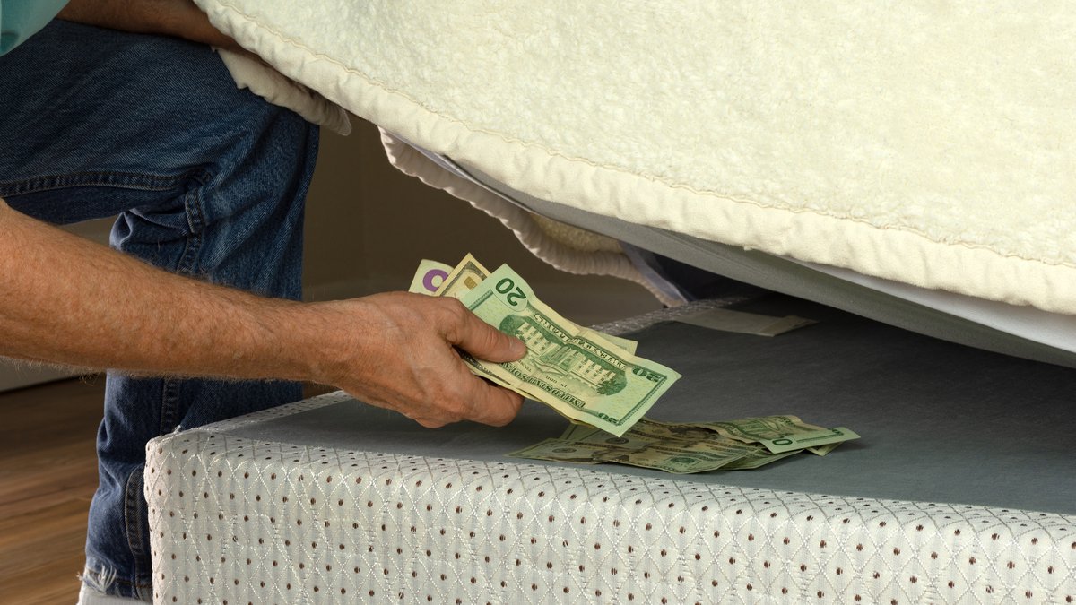 5 Smarter Places to Keep Your Cash Than at Home