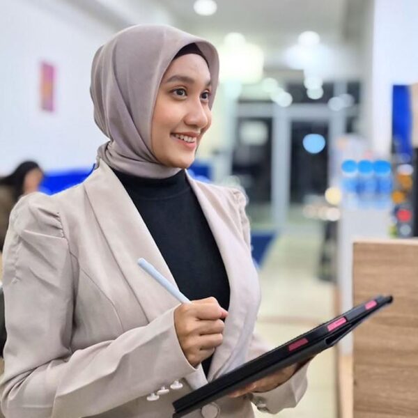 From job seeker to digital skills mentor: How Rahmi used LinkedIn to educate other women