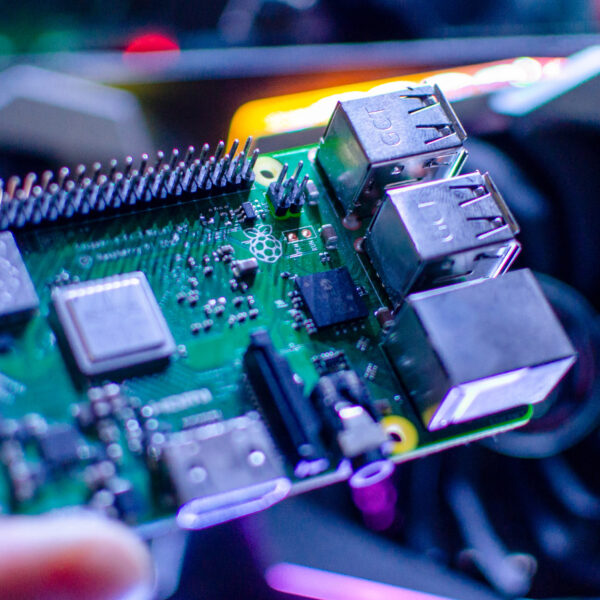 5 Tiny Raspberry Pi Projects That Can Fit In The Palm Of Your Hand